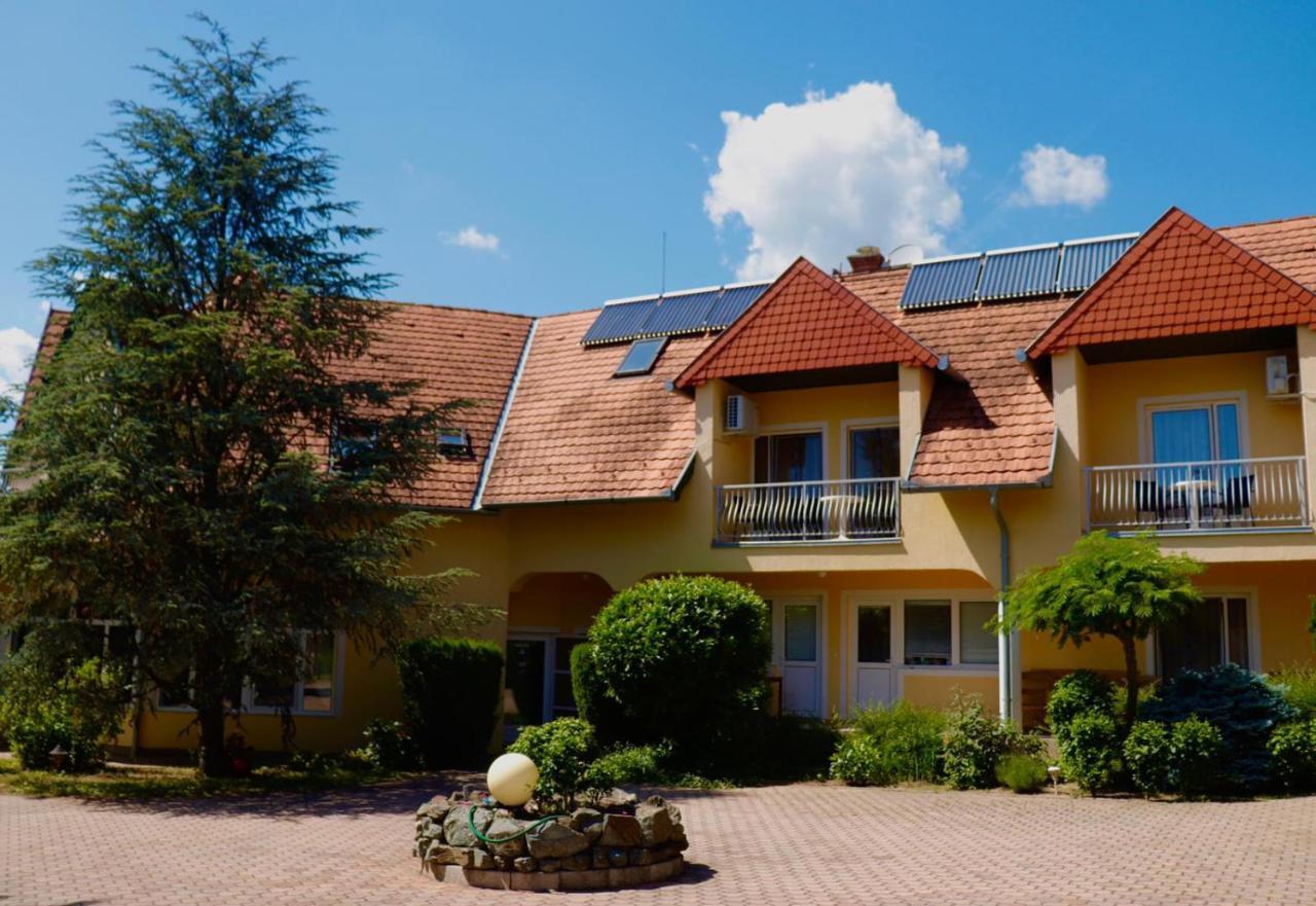 Wagner Panzio Hotel Cserszegtomaj Ngoại thất bức ảnh