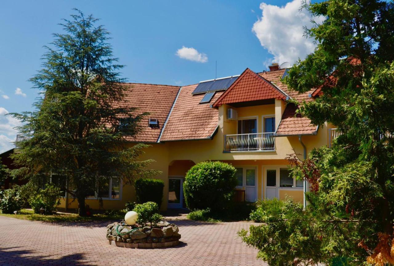Wagner Panzio Hotel Cserszegtomaj Ngoại thất bức ảnh